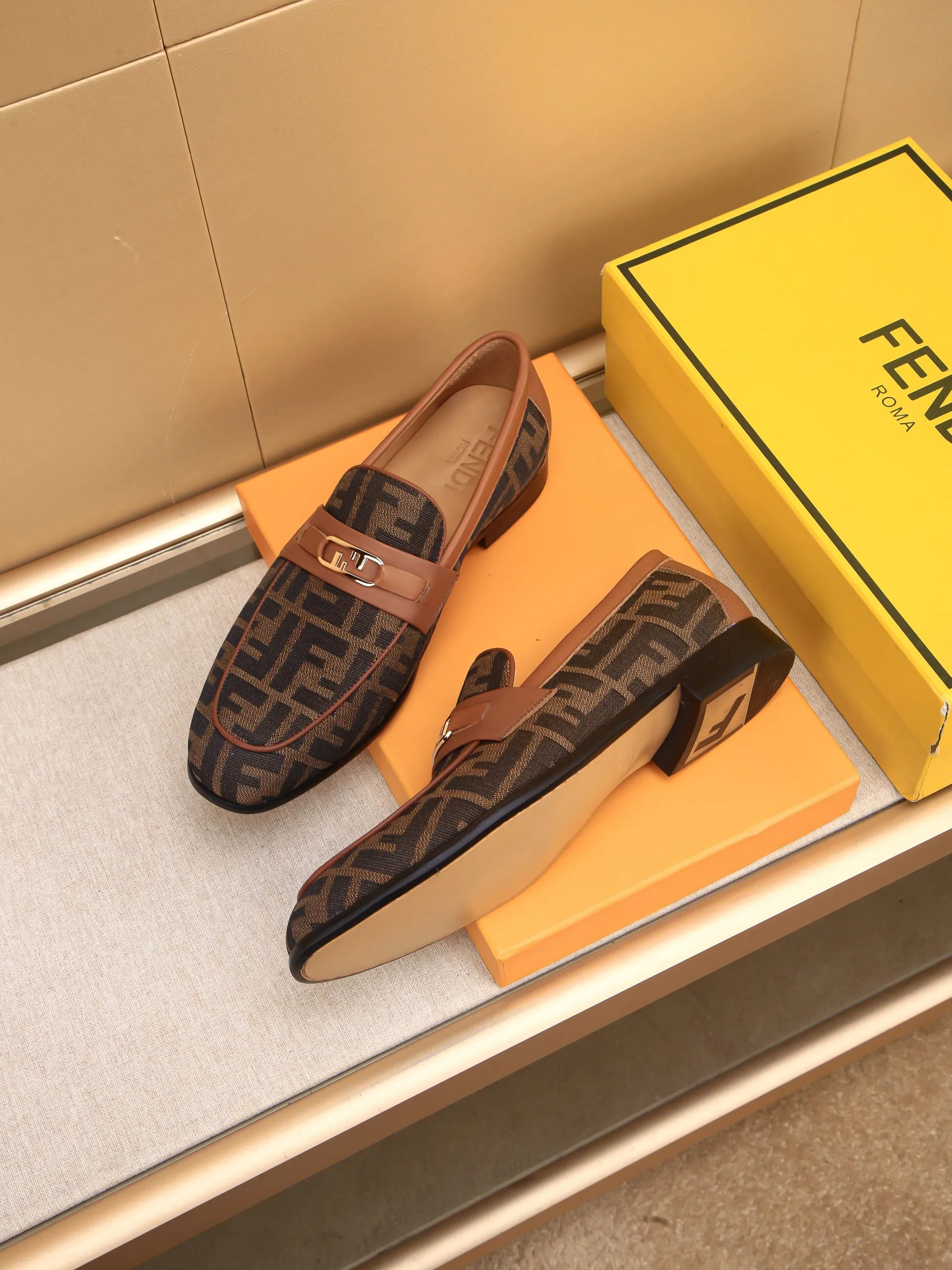 Men's shoes💰460 🕷🕷【FENDI】The latest men's formal leather shoes🇨🇳Classic series not to be missed💯The first layer is made of imported first-layer cowhide☘Original quality, the leather is smooth and delicate🎋Awesome version, perfect streamlined outline🍇🐮Leather lining, code number 39-44...(customized at 38.45.46.47)